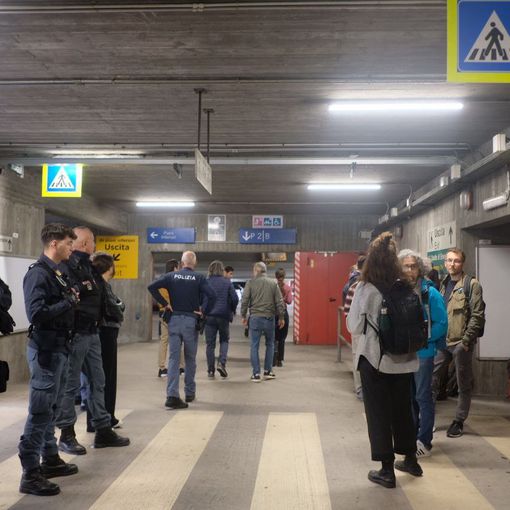 Caselle, una quindicina di attivisti climatici fermati all'aeroporto ballano Stayin' Alive [FOTO E VIDEO]