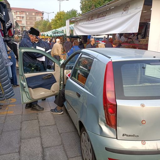 auto tra banchi del mercato