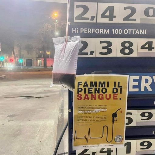 Distributori di benzina sigillati e sacche di sangue, protesta shock a Torino: &quot;Così uccidete l'Italia&quot;