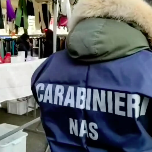 Profumi contraffatti al mercato di piazza Benefica: sequestrati oltre 600 prodotti, cinque indagati
