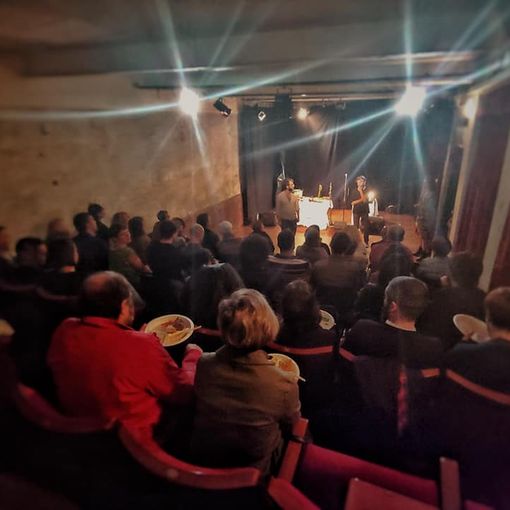 Il palco di Casa Fools si trasforma in sala cinematografica per le Domeniche Spettacolari