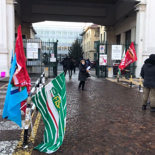 Alla Città della Salute scioperano i lavoratori della Dussmann: “Non siamo il bancomat dell’azienda”