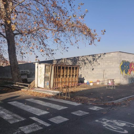 Aurora, corso Vercelli dice addio all'edicola davanti alle OGM: “Formò generazioni di operai” Aurora, corso Vercelli dice addio all'edicola davanti alle OGM: “Formò generazioni di operai”