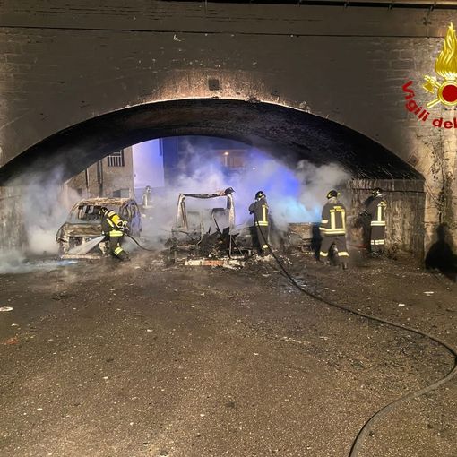 In foto, l'incendio del camper e delle due auto