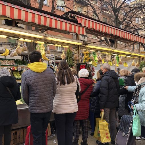 Natale: pesce, salumi, olive tra gli alimenti più acquistati al mercato di Santa Rita (FOTO e VIDEO)