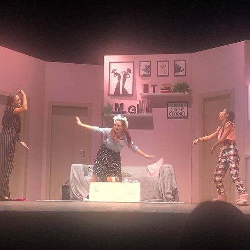 In foto, una scena dello spettacolo al Teatro Colosseo