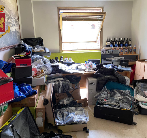Cercavano marijuana, trovano bazar nel lusso in periferia a Torino: denunciato 44enne