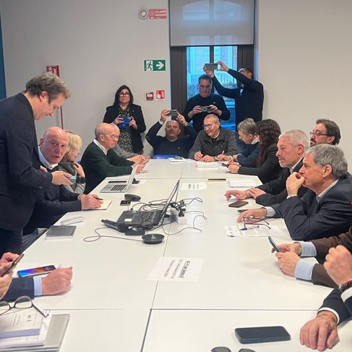 tavolo con persone sedute su entrambi i lati