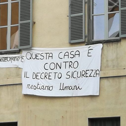Decreto sicurezza, a Torino un lenzuolo per dire no in via delle Orfane 15