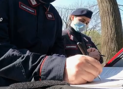 carabinieri compilano un verbale
