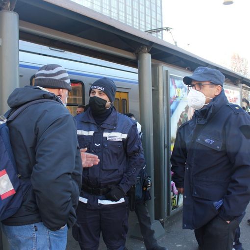 Green Pass sui bus, 120 persone controllate e zero multe a Torino. Domani scatta il pugno duro