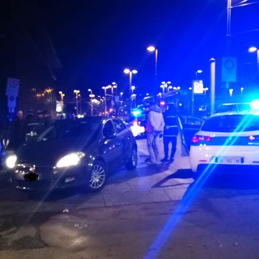 Fermato dai vigili dopo semaforo rosso, si finge suo fratello con patente scaduta