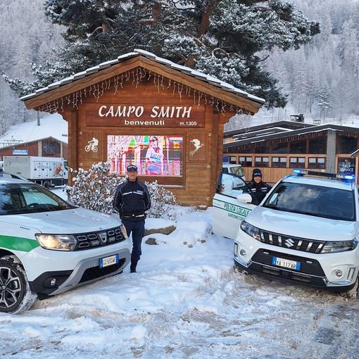 Auto della Polizia Municipale con la neve