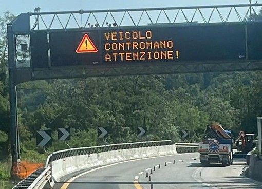 contromano in autostrada - foto di archivio
