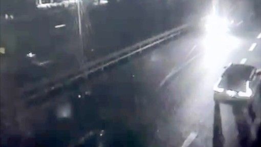 Un frame di un video che ritrae la vettura nel senso di marcia opposto a quello consentito