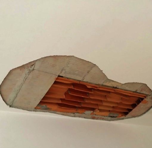 Crolla controsoffitto di una materna, bimbi mandati a casa