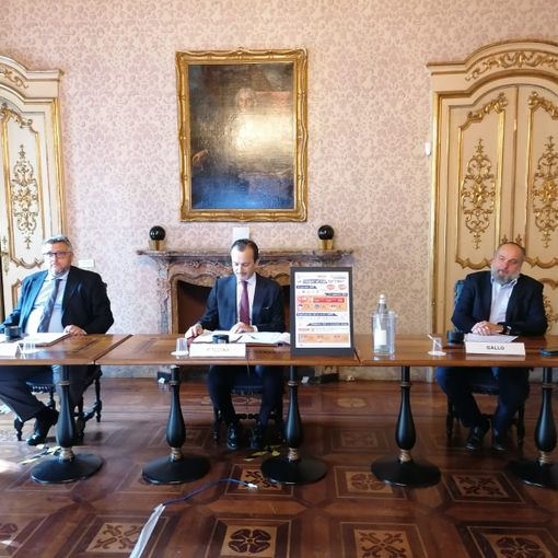 tre persone sedute al tavolo
