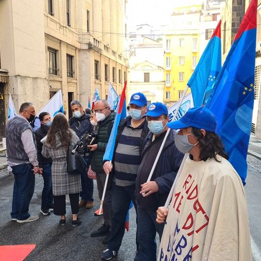 Protesta operai davanti al Mise