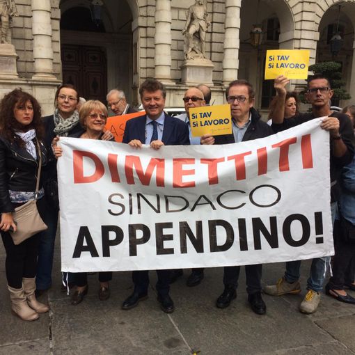 Comitati in piazza contro Appendino: &quot;Ci ha deluso, si dimetta&quot;