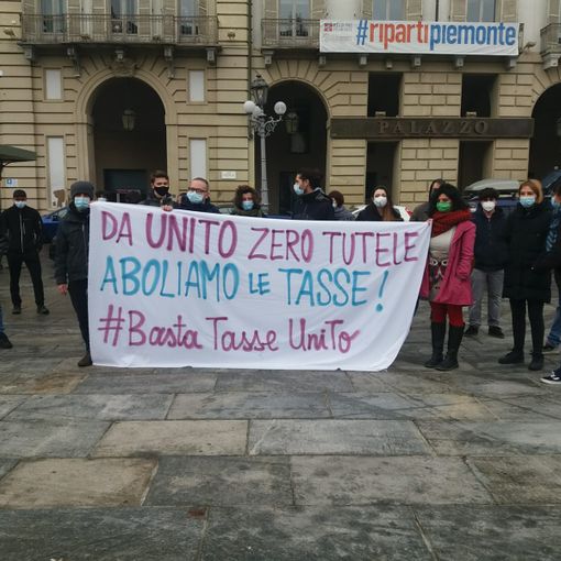 Universitari in piazza Castello: &quot;Finiremo fuori corso a causa della pandemia&quot; [FOTO e VIDEO]