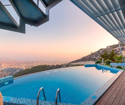 Strutture per l’outdoor: quali opportunità grazie alle coperture per piscina di design?