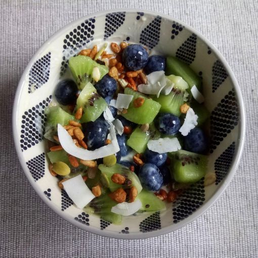 Mercoledì Veg: oggi prepariamo la coppa detox con kiwi, fiocchi d'avena, mirtilli e scaglie di cocco