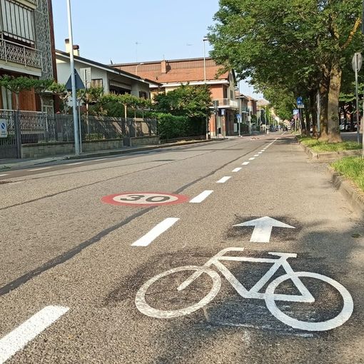 tracciato con simbolo della bicicletta su strada
