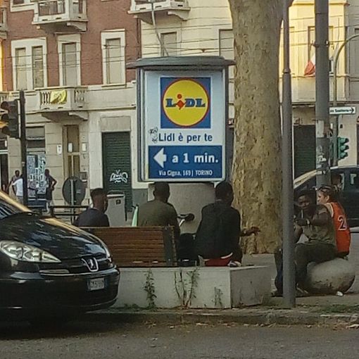 Spaccio e bivacco in corso Giulio Cesare, la rabbia dei residenti: &quot;Vogliamo le telecamere&quot;