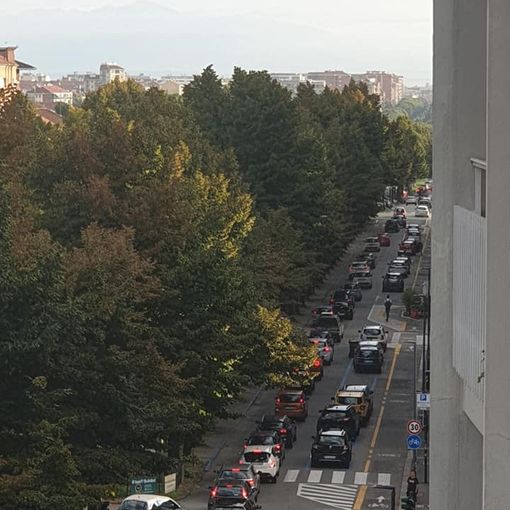 Corso Lecce, traffico in tilt e una moto sfreccia sulla ciclabile