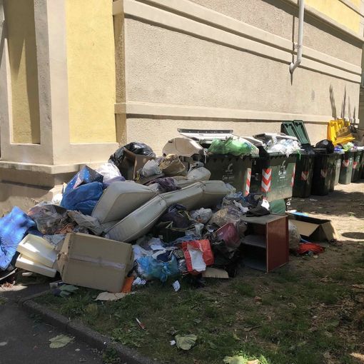 Corso Racconigi 25 sommerso dai rifiuti, Magliano: &quot;L'immondizia sfiora i balconi, si intervenga&quot;