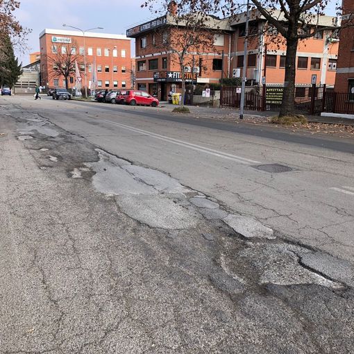 Venaria, in corso Toscana l'asfalto cade a pezzi
