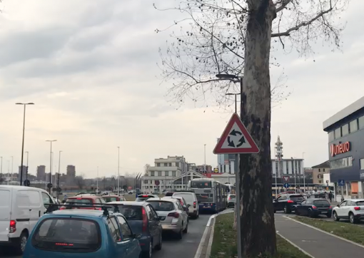 Nuova viabilità in piazza Baldissera, corso Vigevano preoccupa: serpentone d’auto per entrare in rotonda