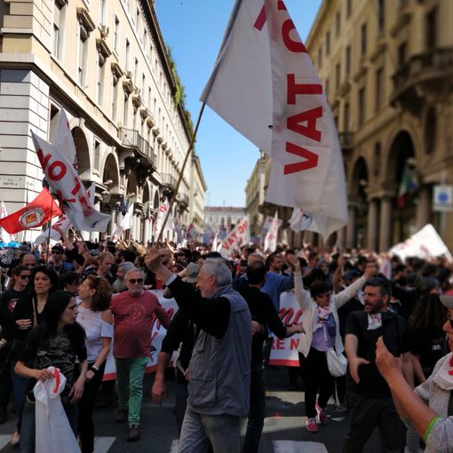 Corteo del Primo Maggio: in migliaia sfilano a Torino, momenti di tensione e alcuni feriti (FOTO e VIDEO)