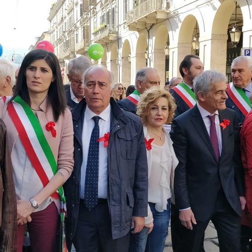 35 mila persone presenti alla manifestazione per il Primo Maggio, negli scontri ferito anche un agente