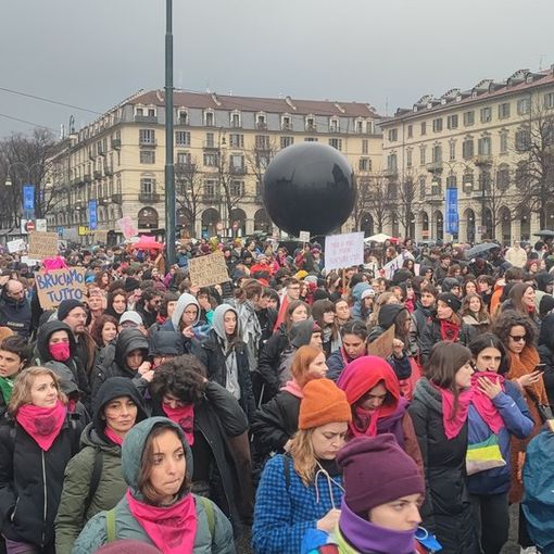 Un mare di ombrelli in marcia per il corteo dell'8 marzo