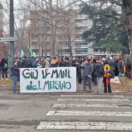 Il corteo è partito dal ponte Sassi in direzione del parco. Deviata la linea 15