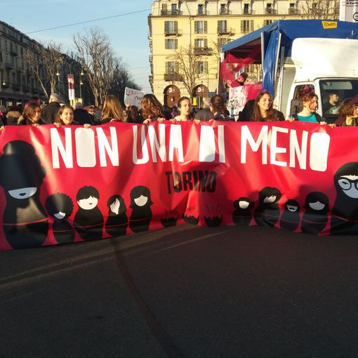 Una &quot;marea femminista&quot; nel cuore di Torino: Non Una di Meno scende in strada (FOTO E VIDEO)