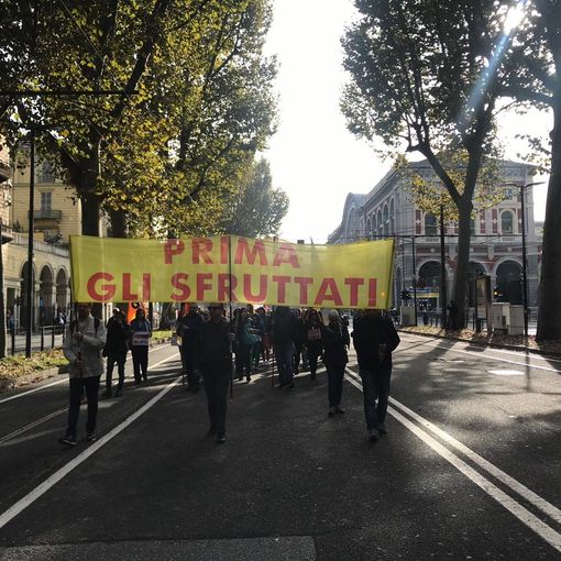 Sciopero generale, i lavoratori sfilano per Torino: “Sfruttati, non abbiamo governi amici” (FOTO e VIDEO)