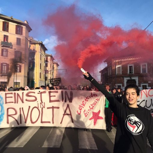 corteo protesta studenti liceo einstein