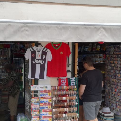 L'altro effetto della CR7-mania: la nuova maglia della Juve è la &quot;divisa&quot; del turista in Portogallo [FOTO]