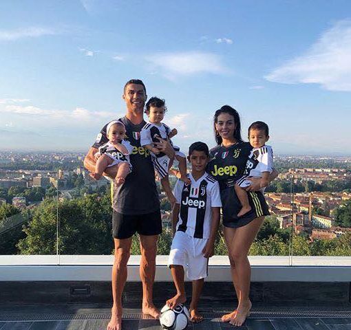 CR7 posta la foto della sua &quot;famiglia bianconera&quot;: 1 milione di like in 10 minuti