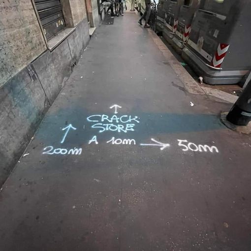 “Crack store”: sull’asfalto di corso Giulio Cesare le indicazioni (ironiche) per comprare la droga