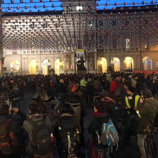 Dopo i tafferugli con polizia, sit-Critical Mass a Torino sotto Palazzo Civico: “Pedalare non è reato” (VIDEO)