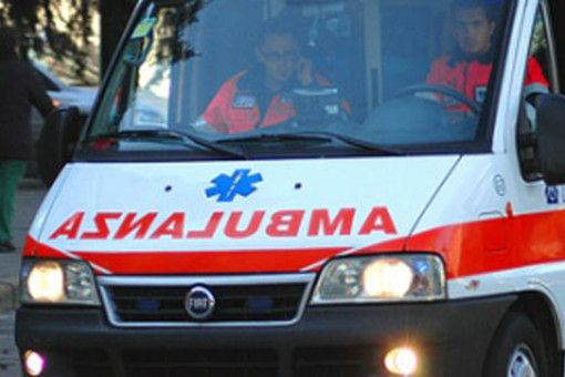 Uomo di 54 anni muore in un incidente stradale: tre auto coinvolte e quattro feriti