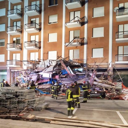 Crolla il ponteggio sulla facciata di un palazzo a Borgaro: danni e paura