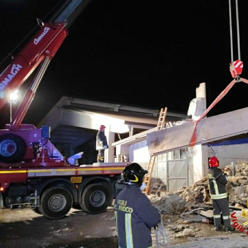 vigili del fuoco e la stalla crollata a Piosasco