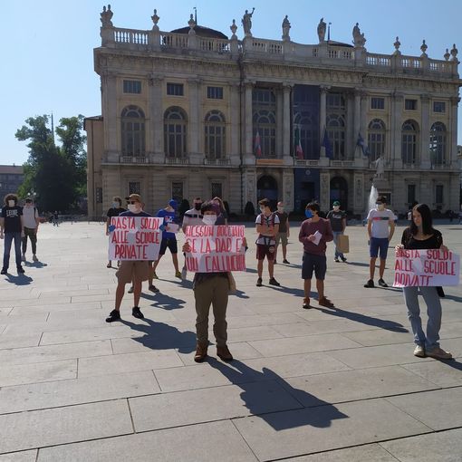 “Riaprire a settembre, in presenza e in sicurezza”, le esigenze della scuola pubblica scendono in piazza davanti alla Regione