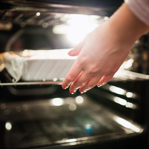 mano che estrare una terrina dal forno