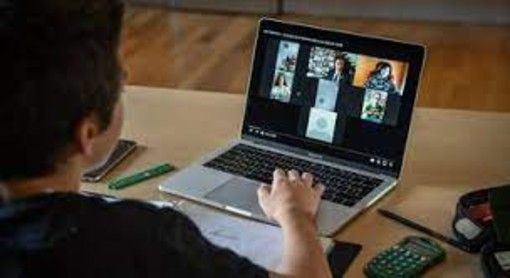 bimbo davanti a un pc portatile