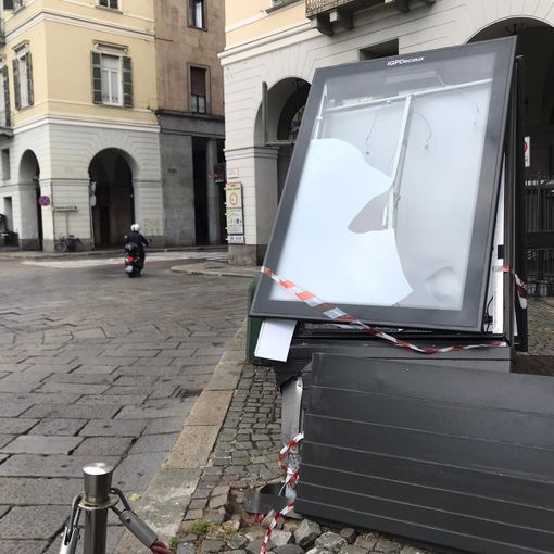 Pioggia e strada scivolosa in piazza Carlo Felice: auto distrugge cartellone pubblicitario